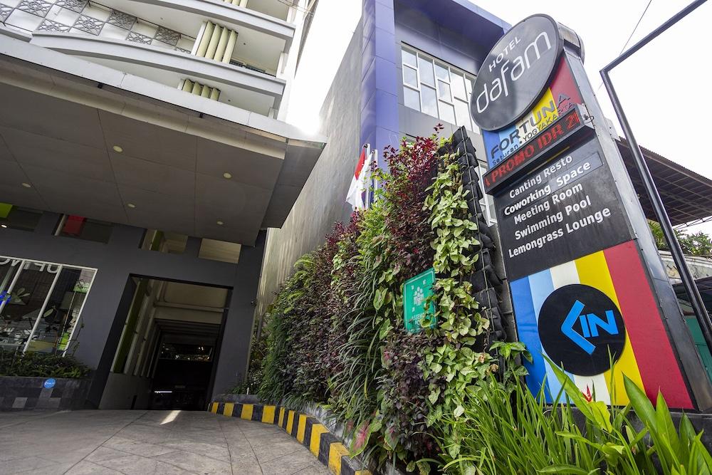 Hotel Fortunagrande Seturan Yogyakarta Maguwo Buitenkant foto